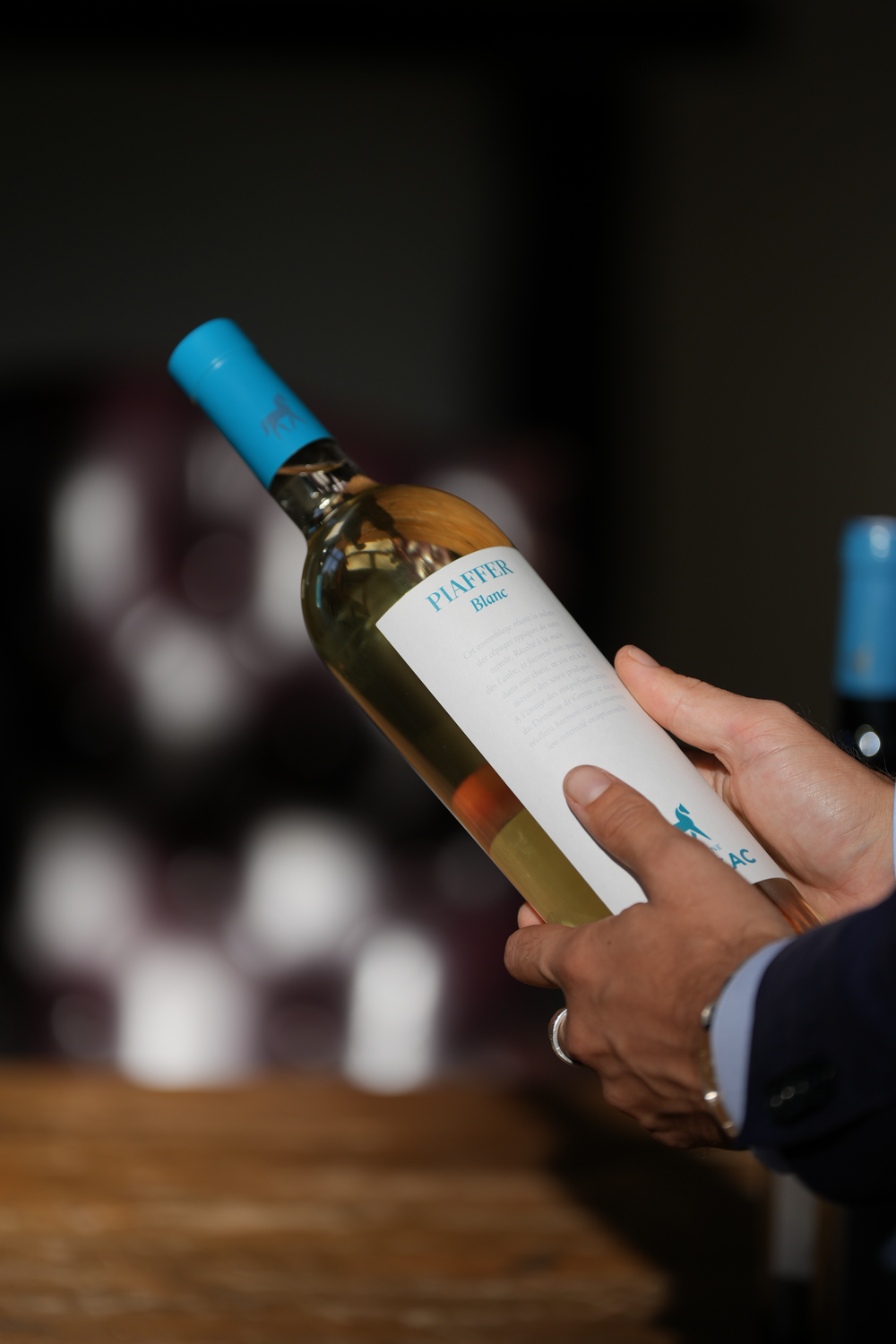 Une bouteille de vin Gensac présentée au domaine